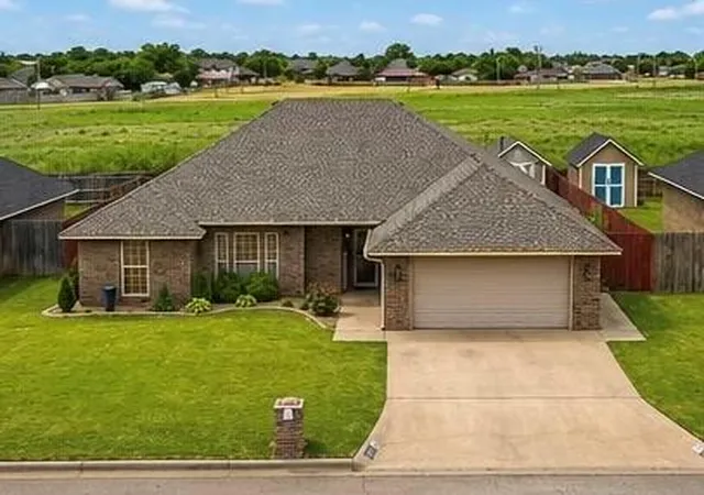 Homes for sale in Altus, OK | 3101 White Tail Dr, Altus, OK 73521 | MLS# 1230786