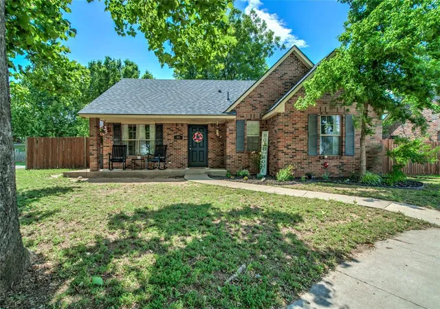 Photo 4 of Single family home for sale at 410 E Jefferson St, Crescent, OK 73028 | MLS# 1230841 | Listing updated on 2026-08-28