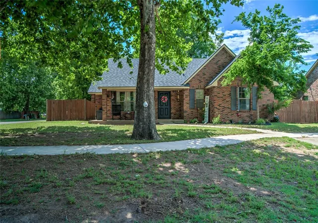 Homes for sale in Crescent, OK | 410 E Jefferson St, Crescent, OK 73028 | MLS# 1230841