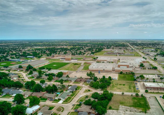 Homes for sale in Moore, OK | 901 Ne 6th St, Moore, OK 73160 | MLS# 1230851