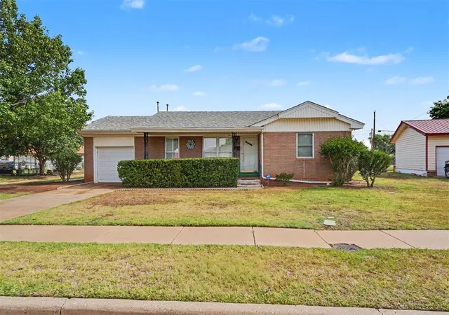 Homes for sale in Altus, OK | 1213 Karen Dr, Altus, OK 73521 | MLS# 1230854