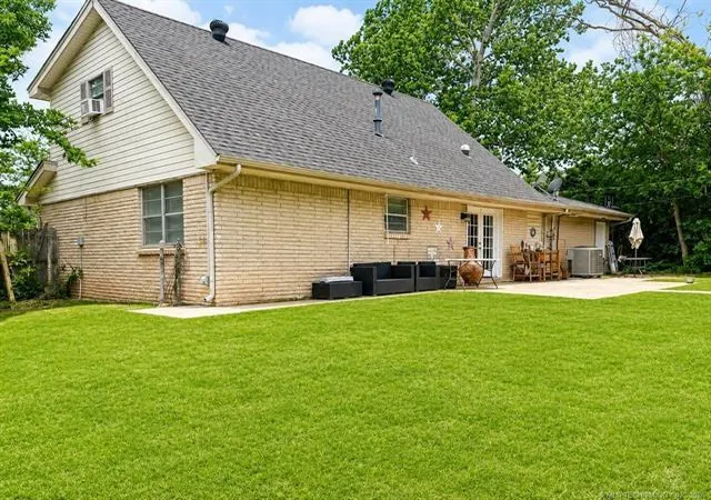 Photo 2 of Single family home for sale at 1813 Bellaire Cir, Moore, OK 73160 | MLS# 1230862 | Listing updated on 2026-09-01
