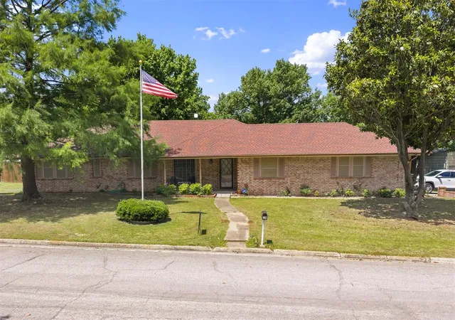 Homes for sale in Davis, OK | 113 Circle Dr, Davis, OK 73030 | MLS# 1230878