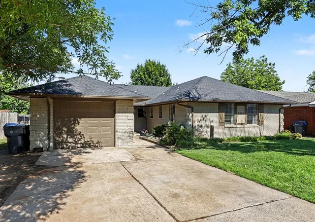 Homes for sale in Warr Acres, OK | 5904 N College St, Warr Acres, OK 73122 | MLS# 1230888