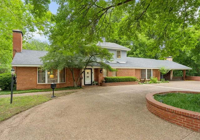 2nd image of 1100 Live Oak Dr, Norman, OK 73072 | MLS# 1230940