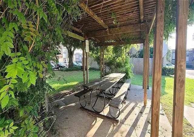 2nd image of 401 SE 12th Ave, Norman, OK 73071