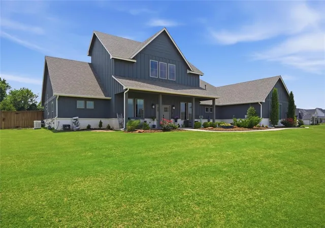 2nd image of 9921 Oakwood Dr, Edmond, OK 73025 | MLS# 1230992