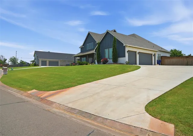 3rd image of 9921 Oakwood Dr, Edmond, OK 73025 | MLS# 1230992