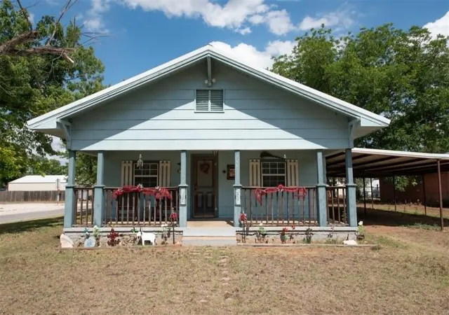 Homes for sale in Erick, OK | 300 S Cedar Ave, Erick, OK 73645 | MLS# 1231045