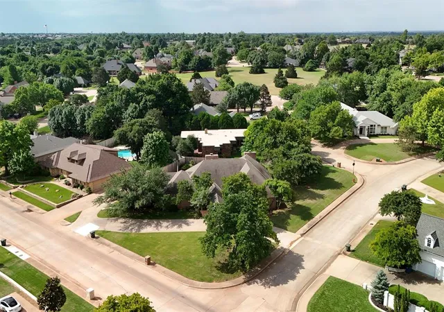 4th image of 1200 Oak Tree Dr, Edmond, OK 73025 | MLS# 1231052
