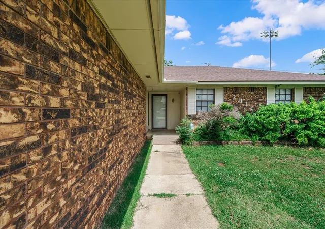 2nd image of 2012 E Hills Dr, Moore, OK 73160 | MLS# 1231258