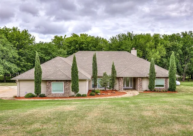 Homes for sale in Eufaula, OK | 47 Falcon Nest Rd, Eufaula, OK 74432 | MLS# 1231264