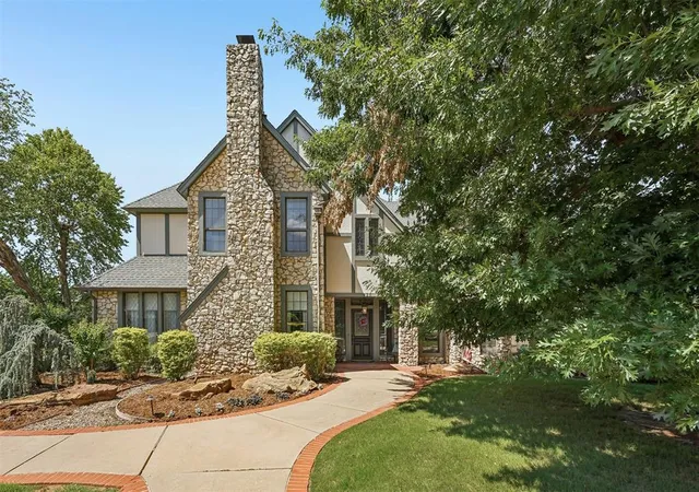 1st image of 425 Country Club Dr, Edmond, OK 73025 | MLS# 1231276