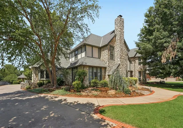 2nd image of 425 Country Club Dr, Edmond, OK 73025 | MLS# 1231276