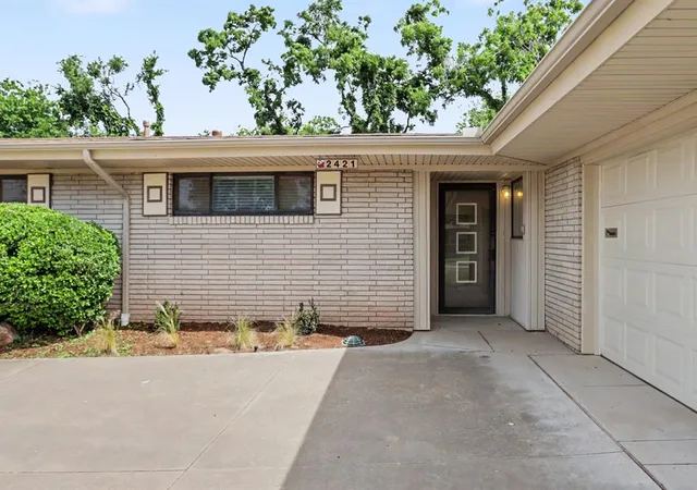 3rd image of 2421 Nw 59Th St, Oklahoma City, OK 73112 | MLS# 1231311