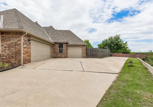 Photo 3 of Single family home for sale at 2901 Alyssum Ct, Edmond, OK 73034 | MLS# 1231360 | Listing updated on 2026-08-04