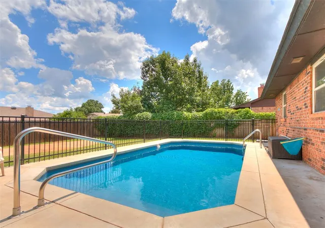 Photo 2 of Sale Pending at 1506 Glenwood Dr, Moore, OK 73160 | MLS# 1231401 | Listing updated on 2026-09-29