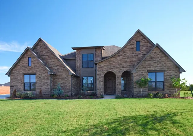 Photo 2 of Single family home for sale at 1808 Maplewood Ln, Norman, OK 73071 | MLS# 1231411 | Listing updated on 2026-09-29