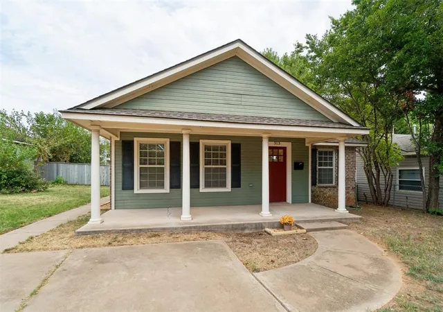 Photo 3 of Single family home for sale at 313 E Clegern Ave, Edmond, OK 73034 | MLS# 1231536 | Listing updated on 2026-09-02