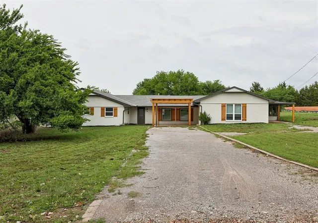 2nd image of 511 Highland Hills Dr, Edmond, OK 73034 | MLS# 1231540