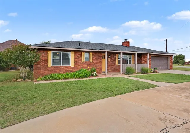 Homes for sale in Sayre, OK | 633 E Benton Ave, Sayre, OK 73662 | MLS# 1231553