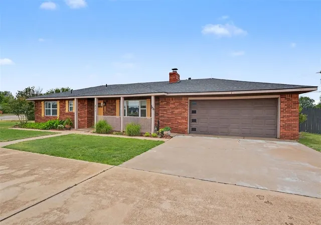 Homes for sale in Sayre, OK | 633 E Benton Ave, Sayre, OK 73662 | MLS# 1231553