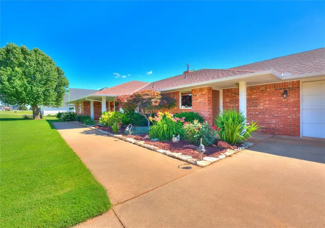 Photo 1 of Single family home for sale at 1725 Cedar Valley Manor, Guthrie, OK 73044 | MLS# 1231594 | Listing updated on 2026-09-17