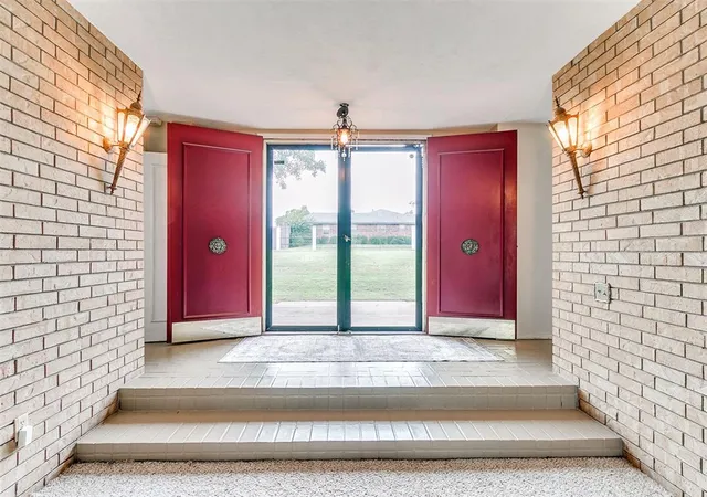 3rd image of 10208 Westlake Dr, Oklahoma City, OK 73162 | MLS# 1231608