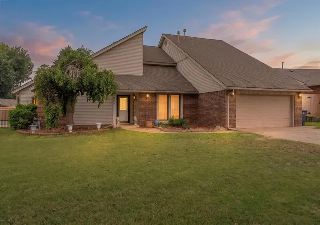 Homes for sale in Warr Acres, OK | 6209 Inland Rd, Warr Acres, OK 73132 | MLS# 1231628