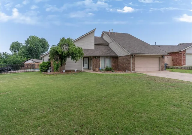 Homes for sale in Warr Acres, OK | 6209 Inland Rd, Warr Acres, OK 73132 | MLS# 1231628