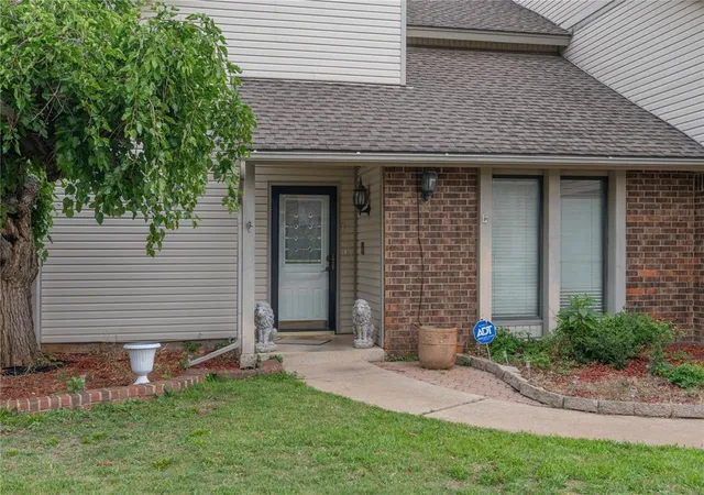 Homes for sale in Warr Acres, OK | 6209 Inland Rd, Warr Acres, OK 73132 | MLS# 1231628