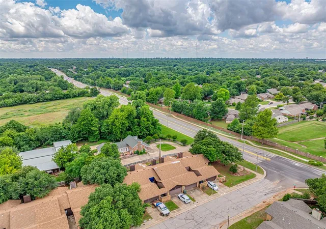 Homes for sale in Edmond, OK | 2910 Stonepoint Dr, Edmond, OK 73034 | Houzeo