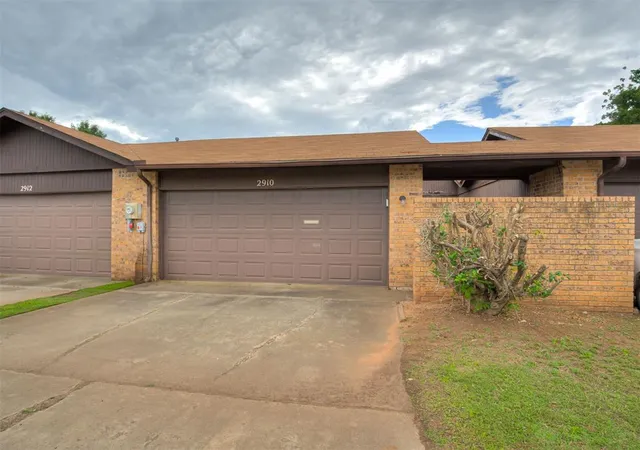 Homes for sale in Edmond, OK | 2910 Stonepoint Dr #2910, Edmond, OK 73034 | MLS# 1231709