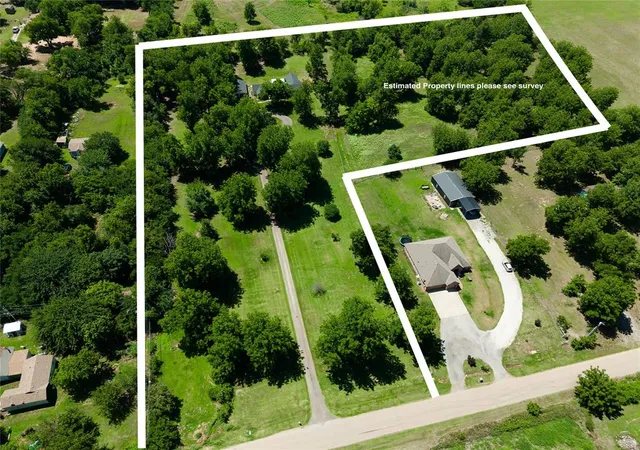 2nd image of 2221 W College Ave, Guthrie, OK 73044 | MLS# 1231871