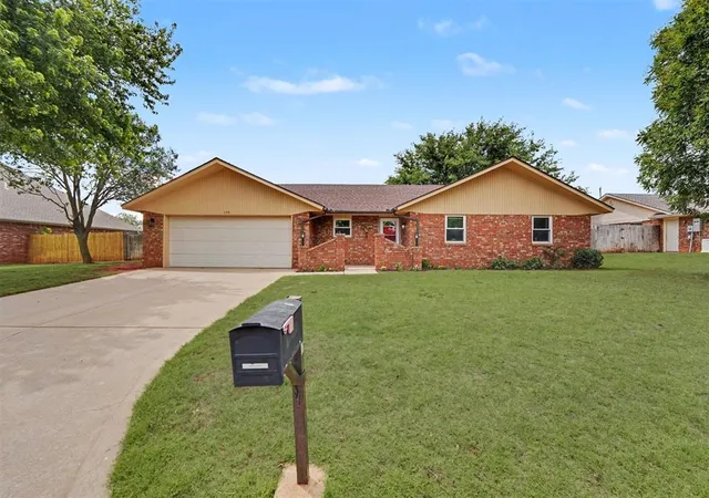 Homes for sale in Elk City, OK | 308 Elkview Dr, Elk City, OK 73644 | MLS# 1231873