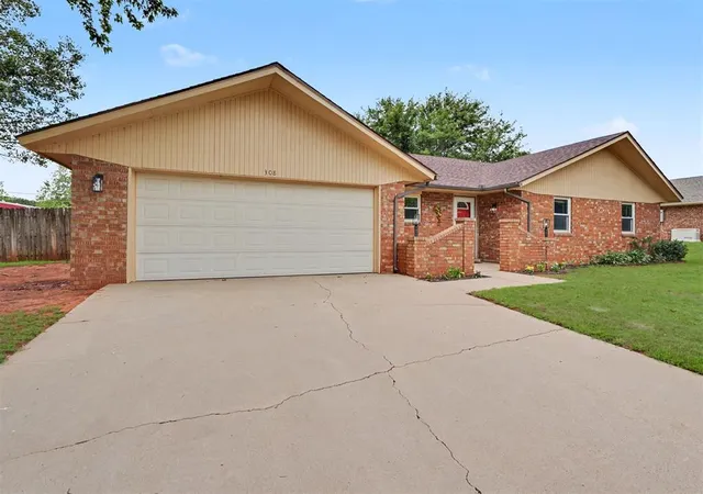 Homes for sale in Elk City, OK | 308 Elkview Dr, Elk City, OK 73644 | MLS# 1231873