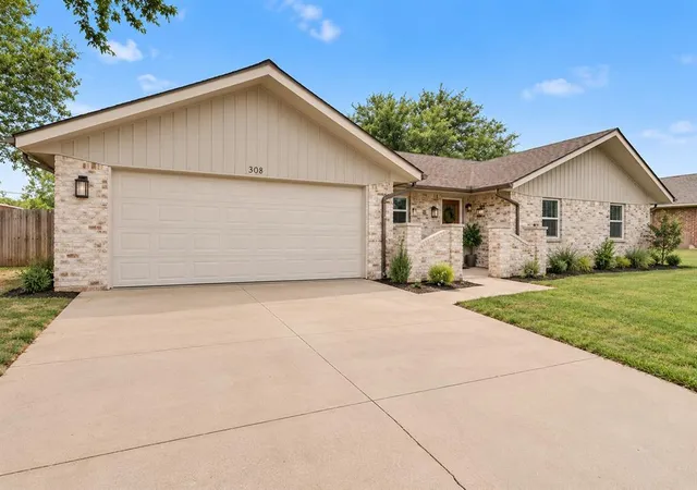 Photo 3 of Single family home for sale at 308 Elkview Dr, Elk City, OK 73644 | MLS# 1231873 | Listing updated on 2026-09-26