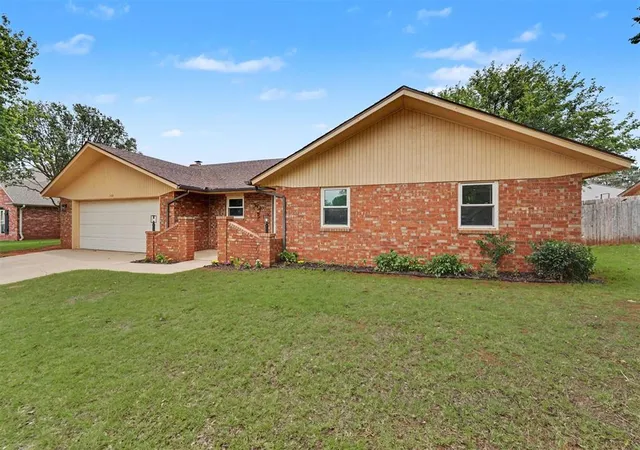 Homes for sale in Elk City, OK | 308 Elkview Dr, Elk City, OK 73644 | MLS# 1231873