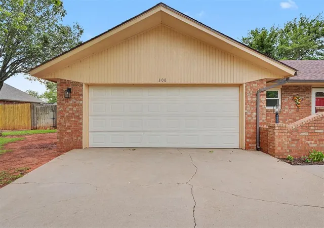Homes for sale in Elk City, OK | 308 Elkview Dr, Elk City, OK 73644 | MLS# 1231873