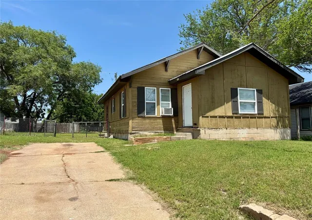 Homes for sale in Elk City, OK | 703 W B Ave, Elk City, OK 73644 | MLS# 1232072