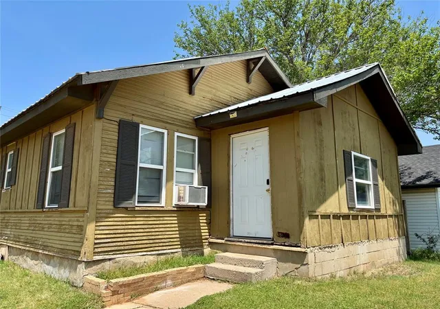 Homes for sale in Elk City, OK | 703 W B Ave, Elk City, OK 73644 | MLS# 1232072