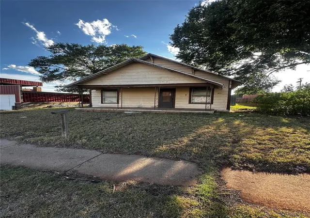 Homes for sale in Sayre, OK | 805 N 4th St, Sayre, OK 73662 | MLS# 1232102