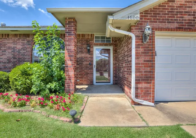 3rd image of 1600 Hazelwood Dr, Norman, OK 73071 | MLS# 1232139
