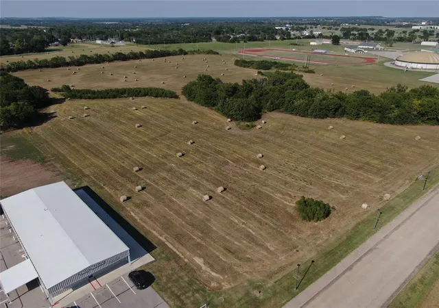 2nd image of 210 E Date St, Okemah, OK 74859 | MLS# 1232146