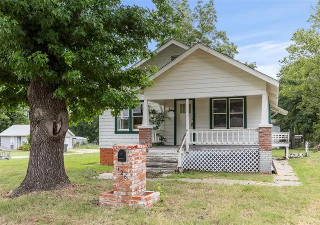 Homes for sale in Wewoka, OK | 128 E 17th St, Wewoka, OK 74884 | MLS# 1232206