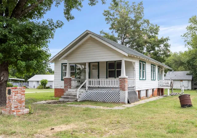 Homes for sale in Wewoka, OK | 128 E 17Th St, Wewoka, OK 74884 | MLS# 1232206