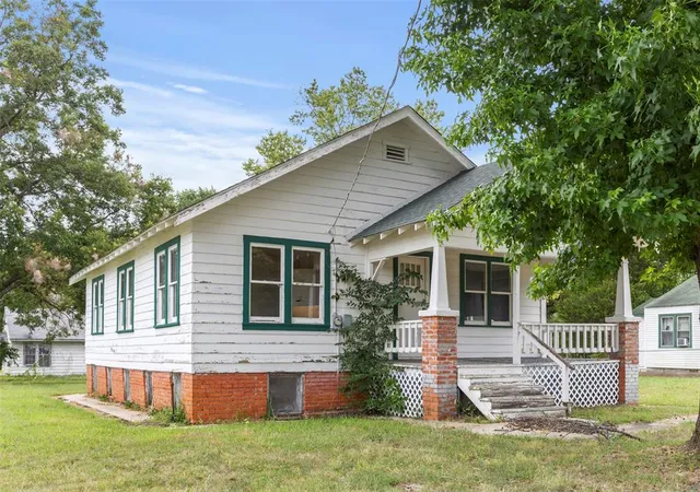 Homes for sale in Wewoka, OK | 128 E 17Th St, Wewoka, OK 74884 | MLS# 1232206