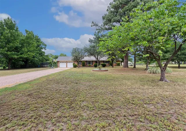 2nd image of 623 Greenbriar Ave, Edmond, OK 73034 | MLS# 1232211