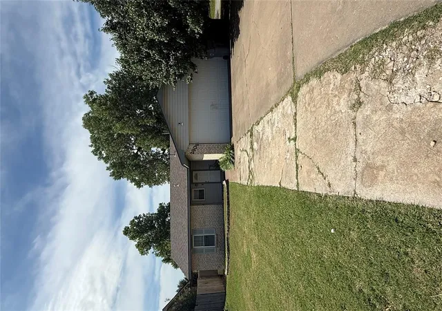 Homes for sale in Lawton, OK | 2901 Ne Lakeview Cir, Lawton, OK 73507 | MLS# 1232256