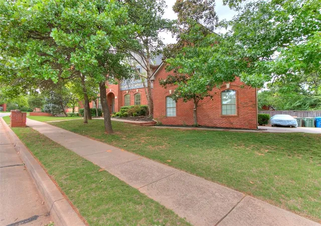 Photo 2 of Sale Pending at 2917 Kingwood Dr, Edmond, OK 73013 | MLS# 1232449 | Listing updated on 2026-08-19